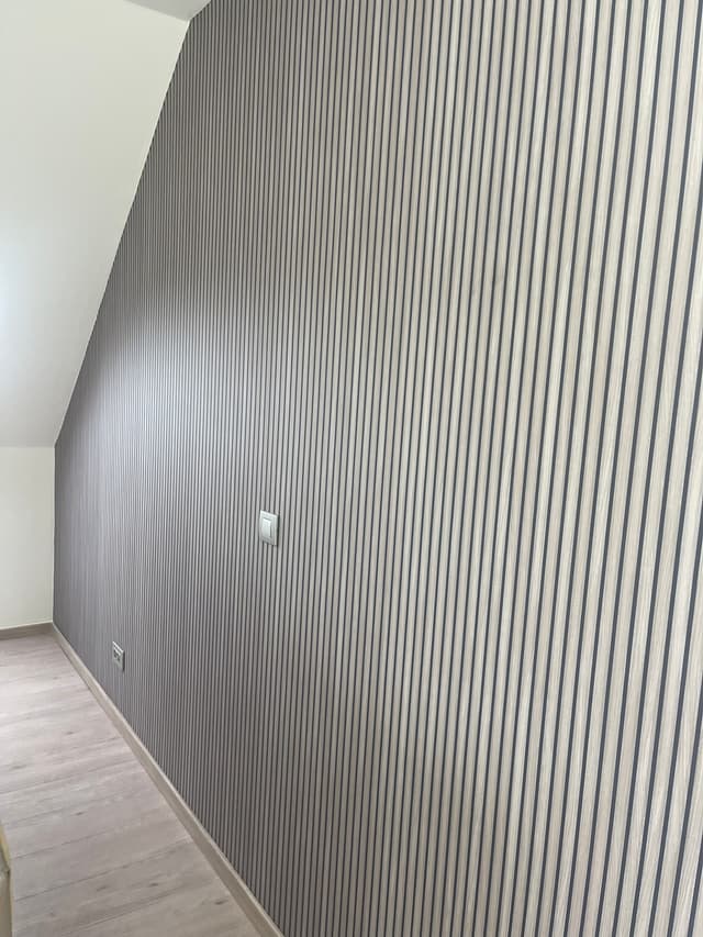 Een foto van een geschilderde muur.