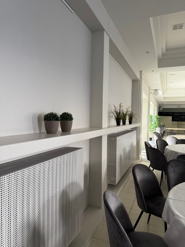 Een foto van een geschilderde muur met daarbij wat planten.