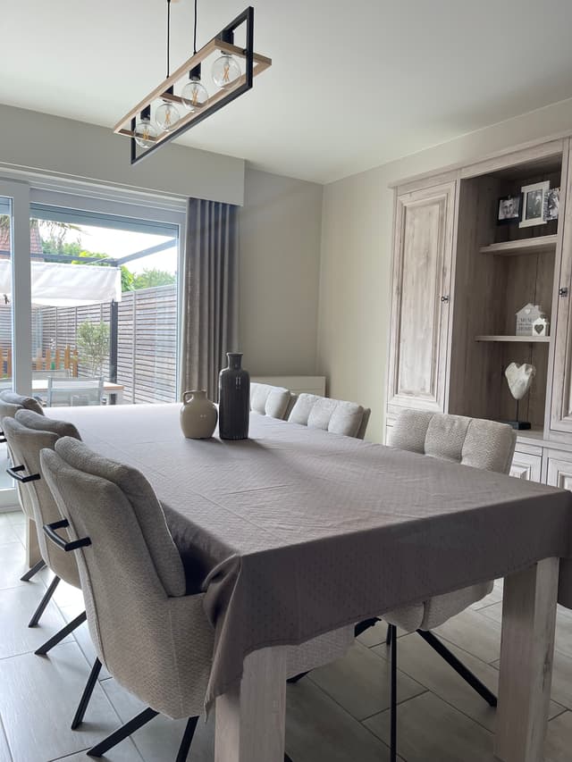 Een foto van een geschilderde living.